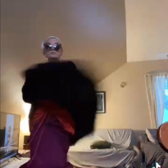 Meet your Posher, Sarah - Picture 1 of 1